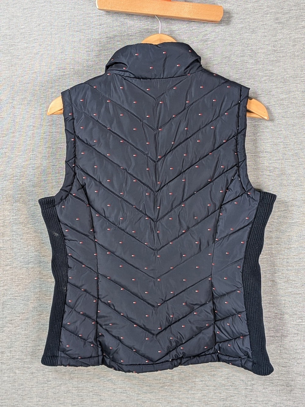 Tommy Hilfiger Quilted Chevron Puffer Vest- with flaw - Picture 8 of 12
